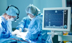 surgeon-s-team-uniform-performs-operation-patient-cardiac-surgery-clinic-modern-medicine-professional-team-surgeons-health_124865-2652